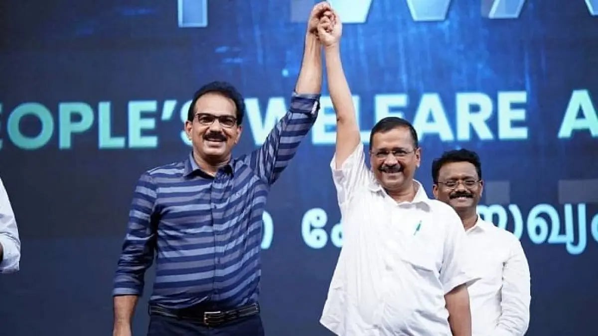 Delhi CM Arvind Kejriwal (R) with M. Sabu Jacob, chief coordinator of Twenty20 (L)