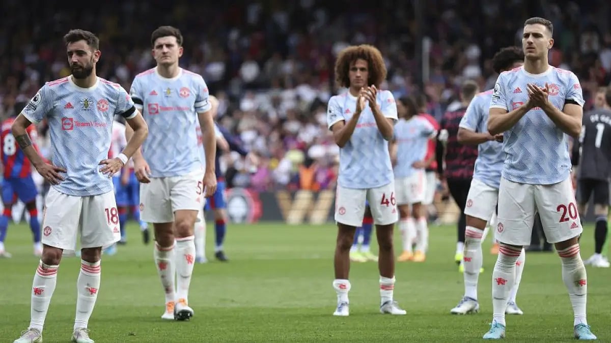 Manchester United players clap for the crowd after their loss to Crystal Palace on Sunday.