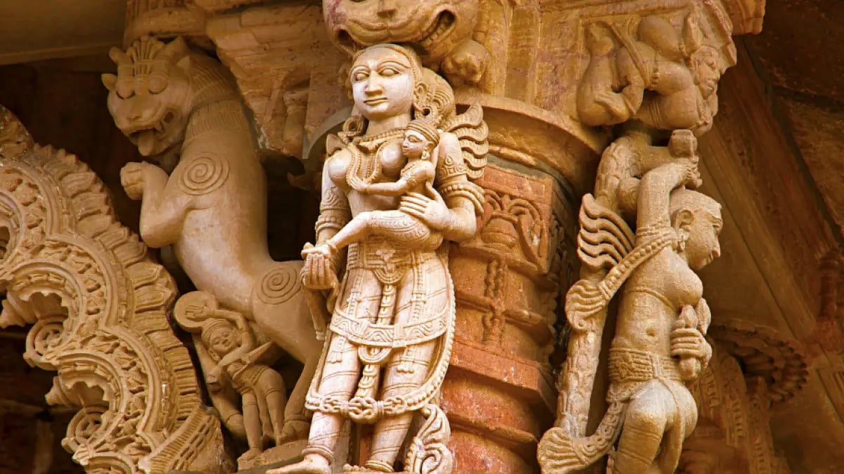 Carved idol on the outer wall of Vadnagar's Hatkeshwar Mahadev temple
