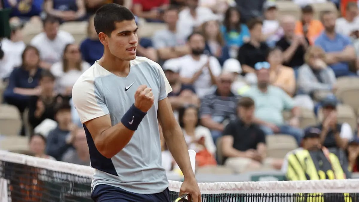 Carlos Alcaraz celebrates a point against Albert Ramos-Vinolas at French Open 2022.