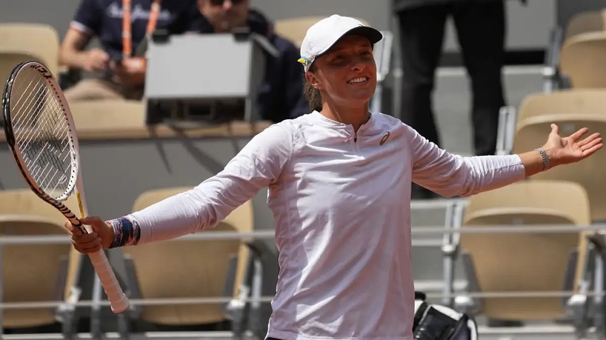 Iga Swiatek celebrates winning her third round match against Danka Kovinic at French Open 2022 on Ma