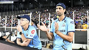 File photo : Gary Kirsten and Ashish Nehra watch IPL 2022 final between Gujarat Titans and Rajasthan Royals.
