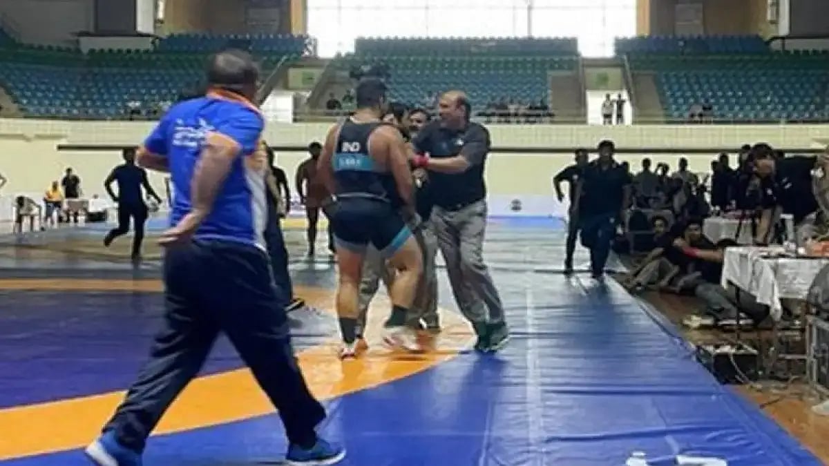 Wrestler Satender Malik lost his cool after losing his bout in the 125kg category.