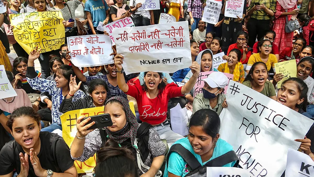 DU: Student Groups Protest At Arts Faculty Against Fee Hike, FYUP