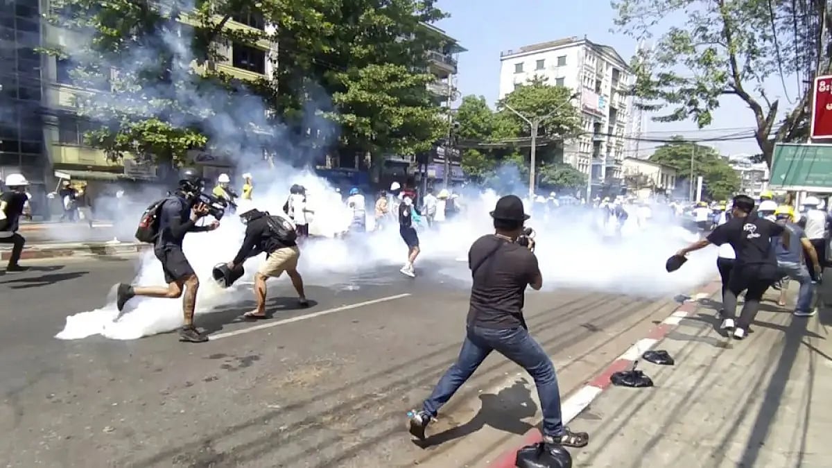 Violence erupts on roads of  Myanmar