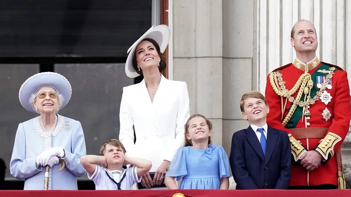 Queen Elizabeth II with Kate, Duchess of Cambridge, Prince Louis, Princess Charlotte, Prince George 
