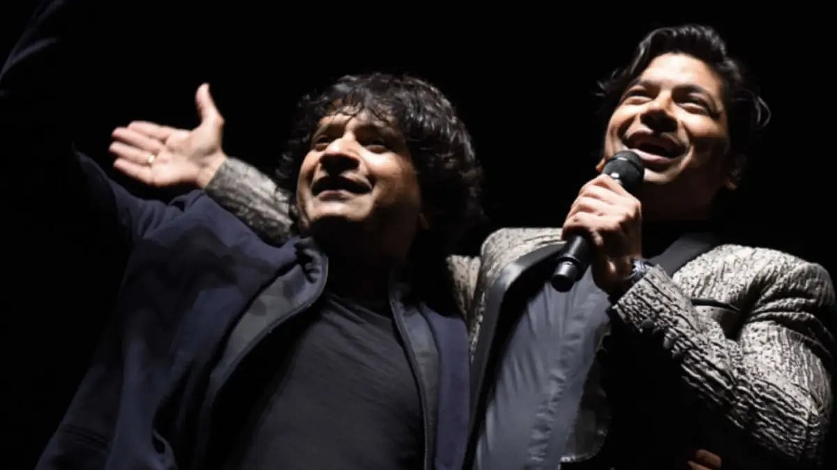 KK and Shaan Performing Together At An Old Event