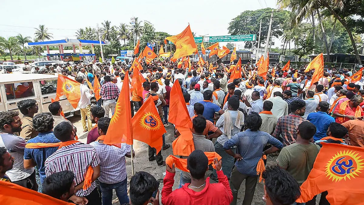 Hindu Activists Defy Prohibitory Orders, Recite Hanuman Chalisa Near Karnataka Mosque