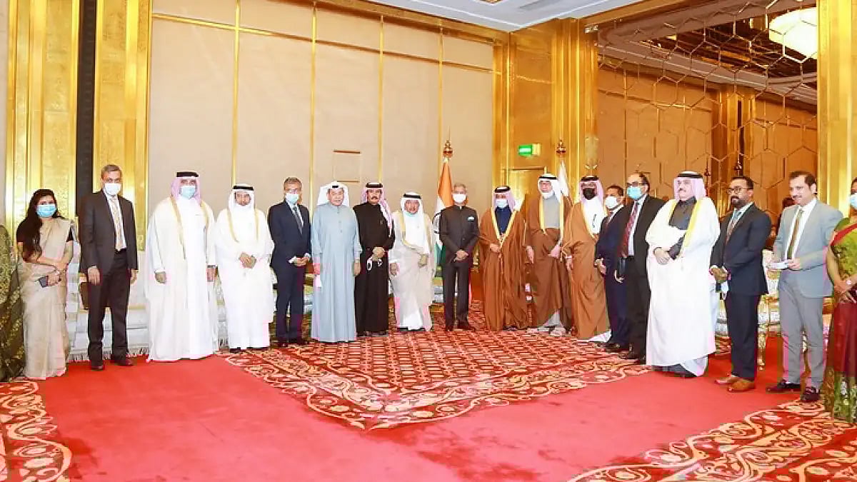 External Affairs Minister calls on H.H. Father Amir Sheikh Hamad bin Khalifa Al Thani of Qatar 