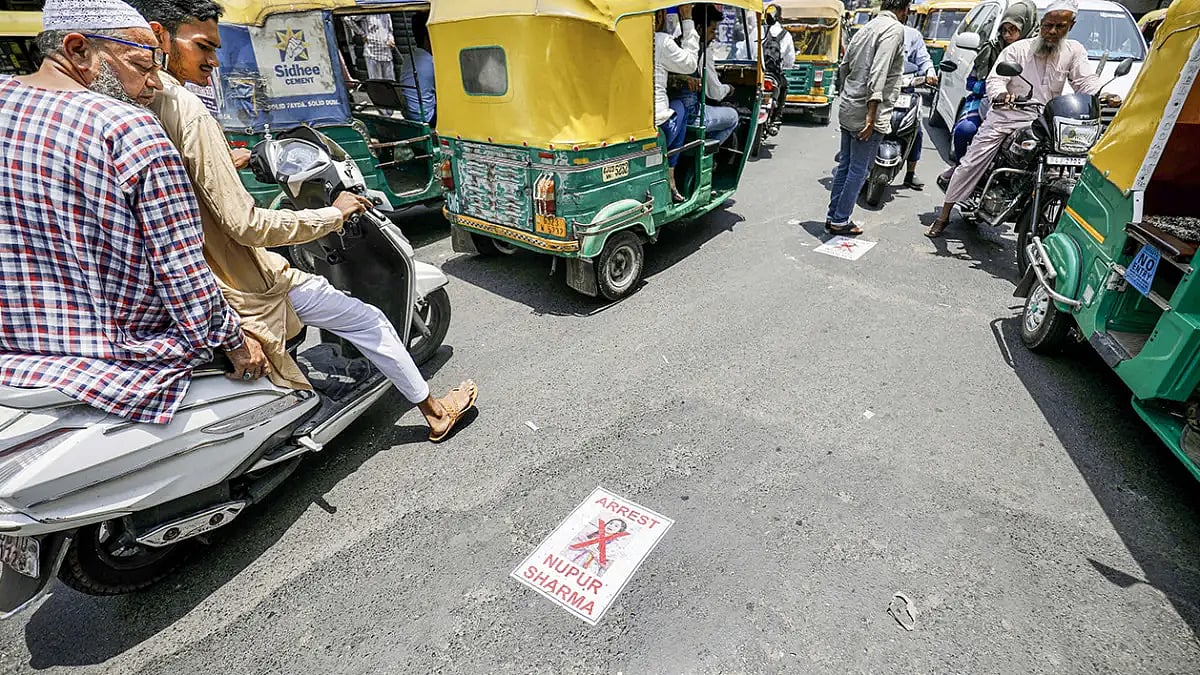 Policemen Injured While Controlling Mob Protesting Against Remarks On Prophet.