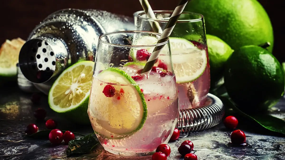 Aromatics in gin cocktails are the perfect drink for hot days