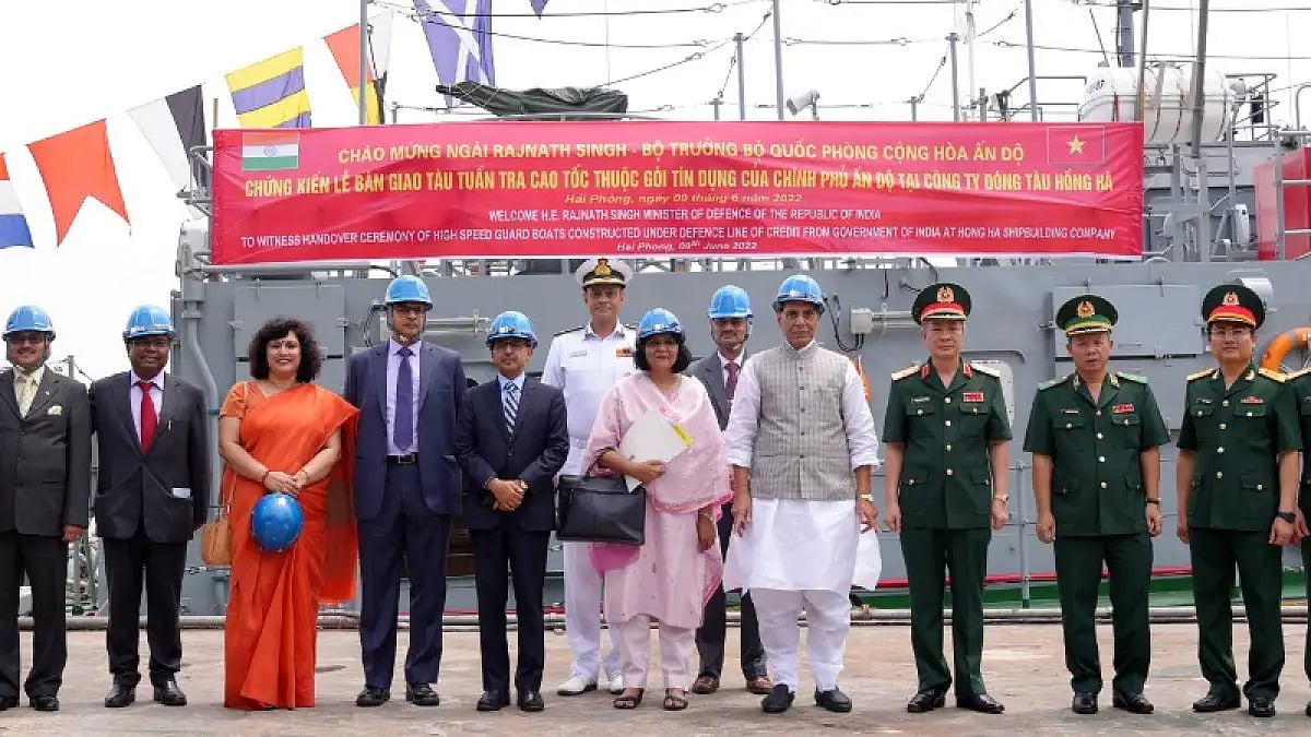 1 million USD Offered To Vietnamese Air Force Training Institute By The Defense Minister