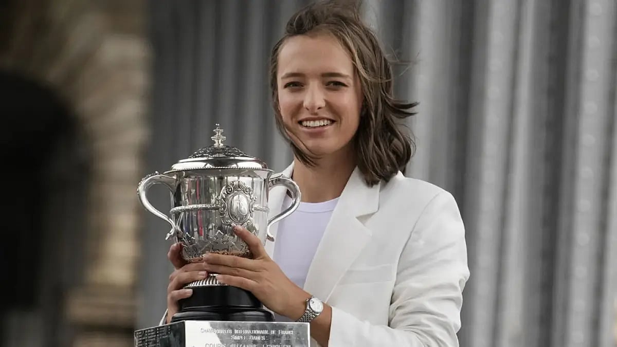 French Open 2022 champion, Iga Swiatek poses with the trophy.