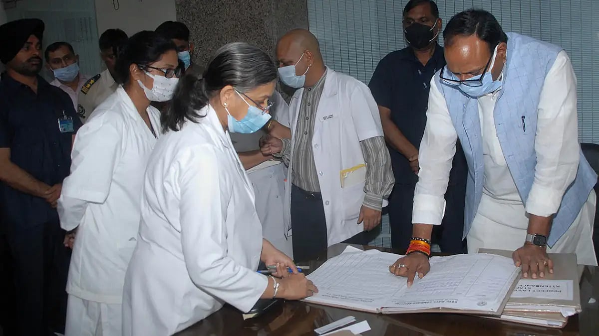 Uttar Pradesh Deputy Chief Minister Pays Surprise Visit To Hospital, Helps Elderly Patient