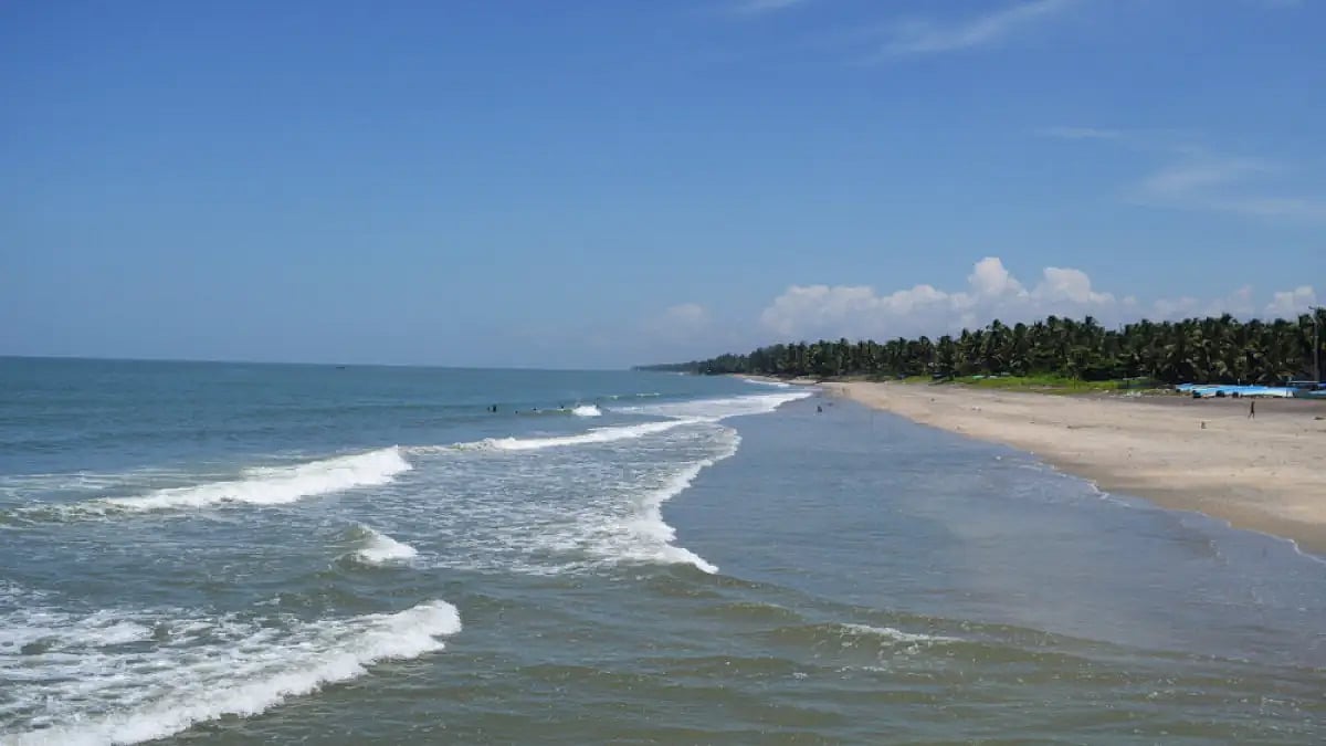 BMC Prohibits People From Visiting Beaches On Heavy Rainfall Warning Days Except Morning Hours