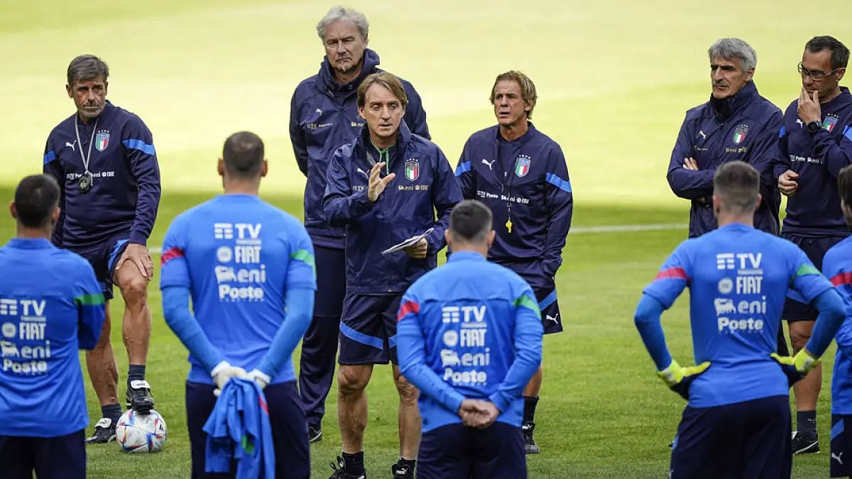 Italy's head coach Roberto Mancini talks to his players during a training session in Moenchengladbach, June 13, 2022. Watch GER vs ITA football match live.