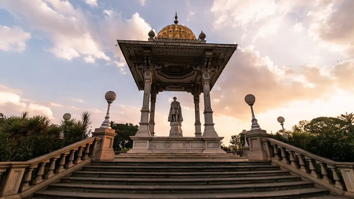 The statue of Chamarajendra Wodeyar, the former king on a public square