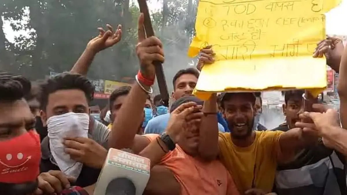 Protesters in Bihar against Agnipath military recruitment policy