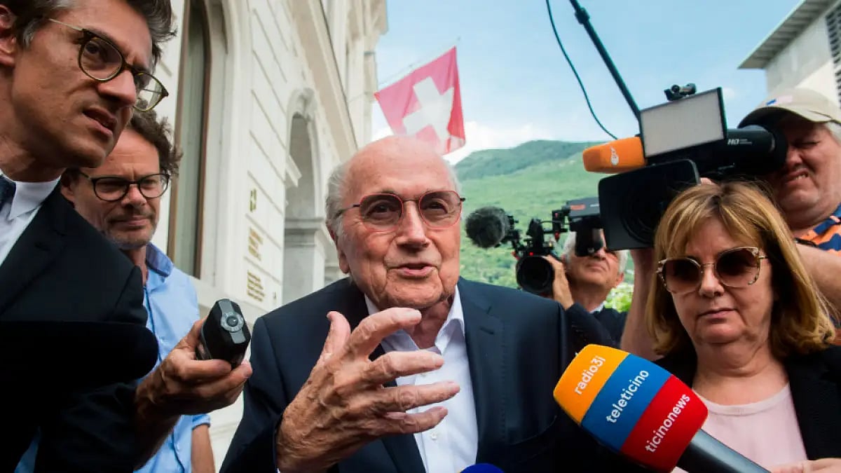 Ex-FIFA boss Sepp Blatter is surrounded by the media as he leaves the Swiss Federal Criminal Court.