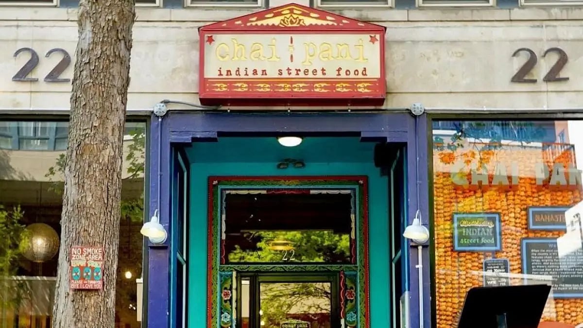 The food is served in classic Canteen-style – stainless steel thalis