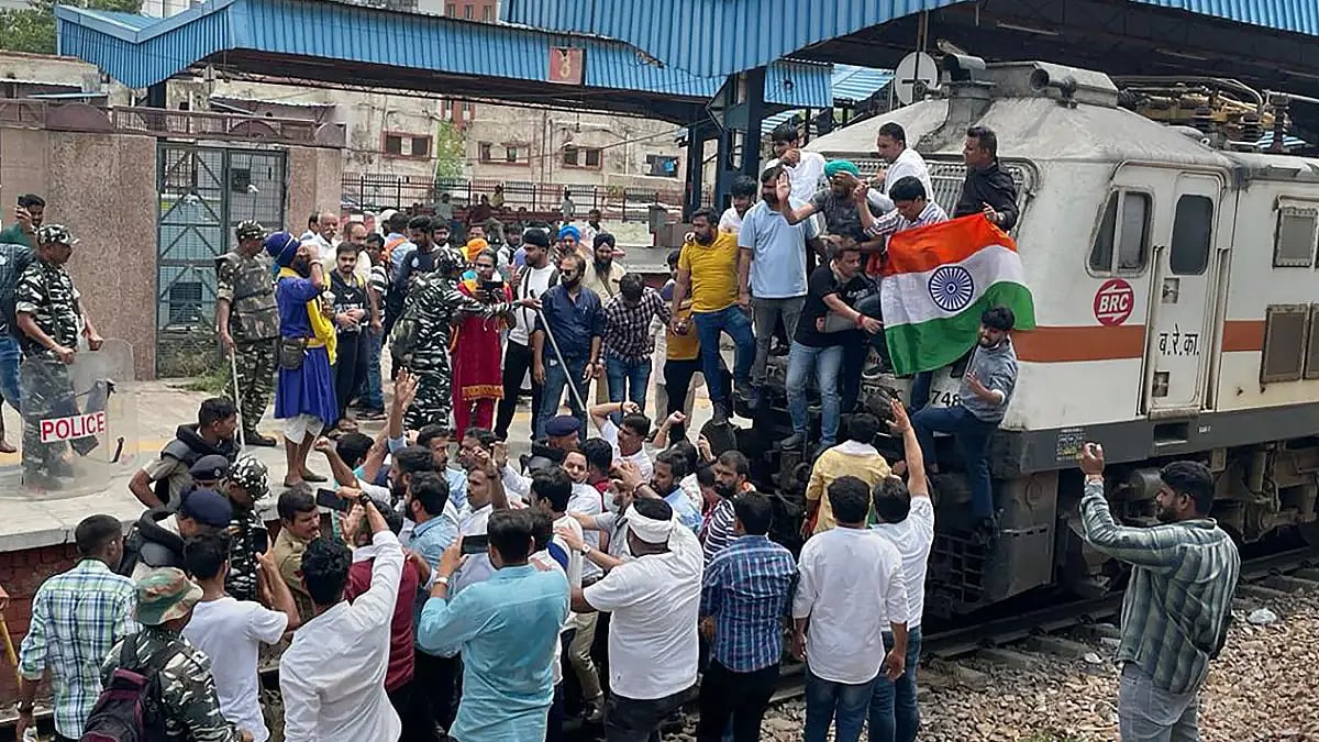 Members of Indian Youth Congress (IYC) stop a train