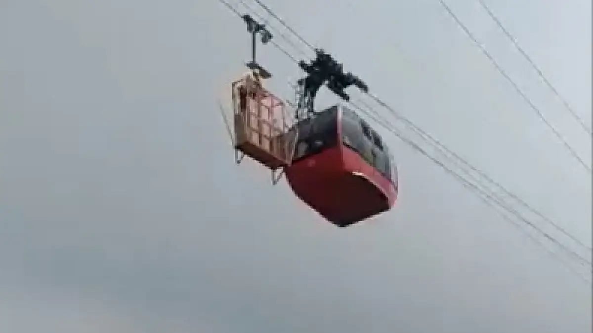 Visual of the stranded cable car in Himachal Pradesh's Parwanoo 