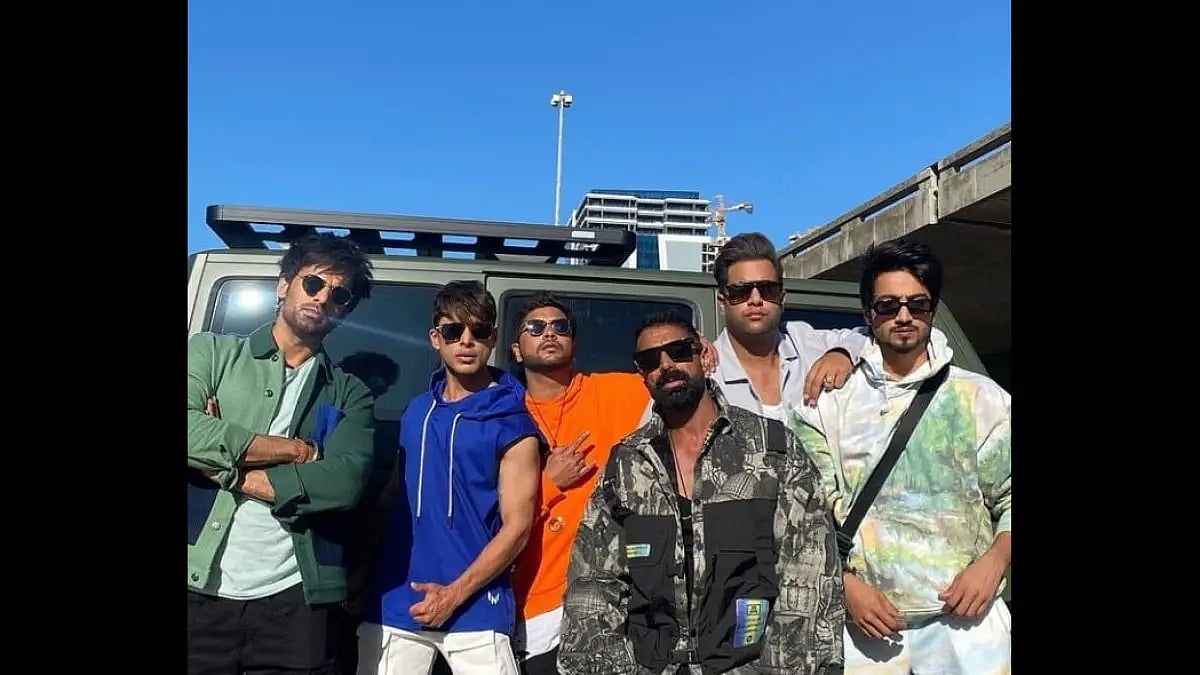 Mohit Malik with KKK12 contestants 