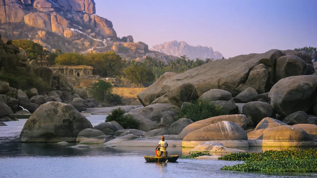 The Tungabhadra river flows through Hampi. Hire Benakal is less than 50km away from Hampi