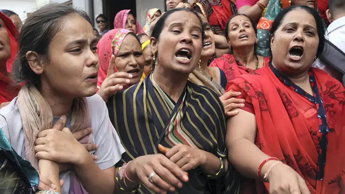 Family members mourn during the funeral procession of tailor Kanhaiya Lal in Udaipur.