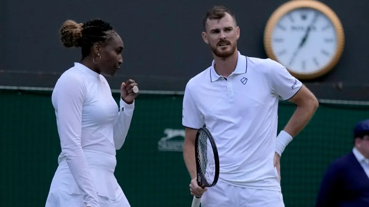 Venus Williams and Jamie Murray speak during their Wimbledon 2022 mixed doubles match.