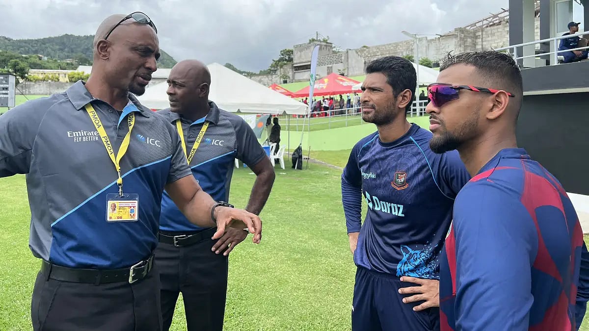 Nicholas Pooran and Mahmudullah speak to match officials before the start of first WI vs BAN T20.