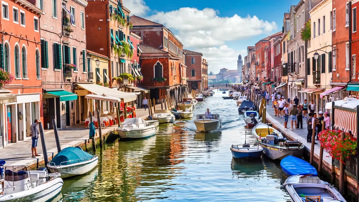 This enables the city officials to check the number of visitors visiting a particular tourist spot