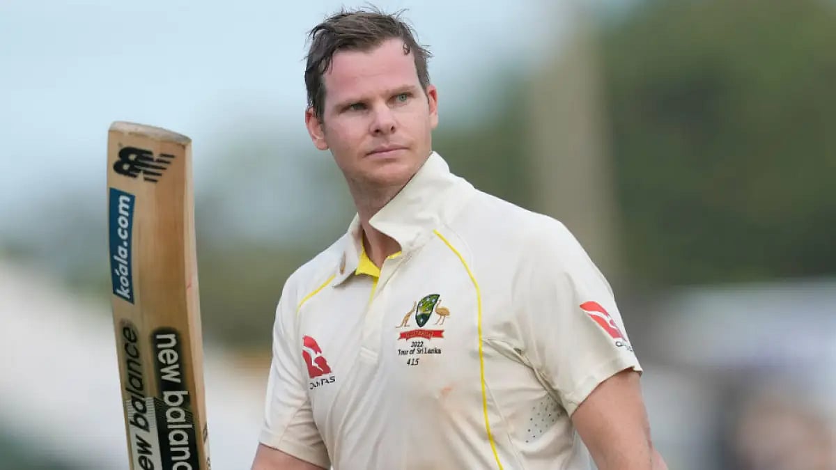 Steve Smith acknowledges the crowd after his ton against Sri Lanka  on Day 1 of second Test. 