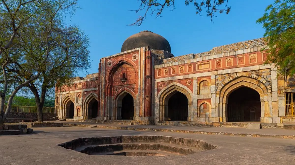The Jamali-Kamali Mosque is often listed amongst the haunted places in Delhi