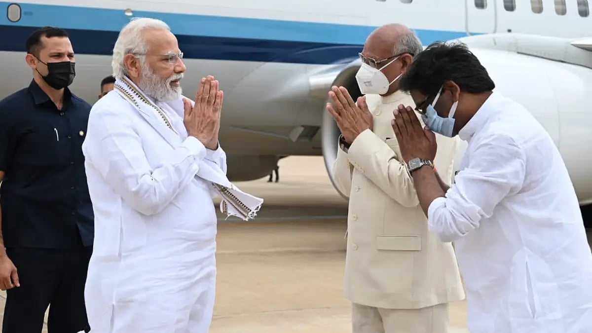 Jharkhand Governor Ramesh Vyas and Chief Minister Hemant Soren receiving PM Narendra Modi