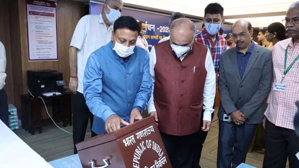 Chief Election Commissioner Rajiv Kumar and his officers before the flight of the ballot boxes on 12