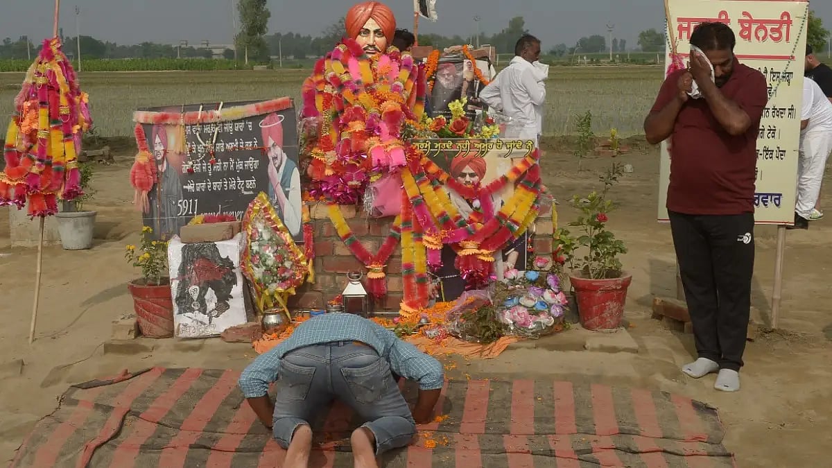 Fans have built an impromptu shrine of Sidhu Moosewala at his family field where his mortal remains were consigned to fire.