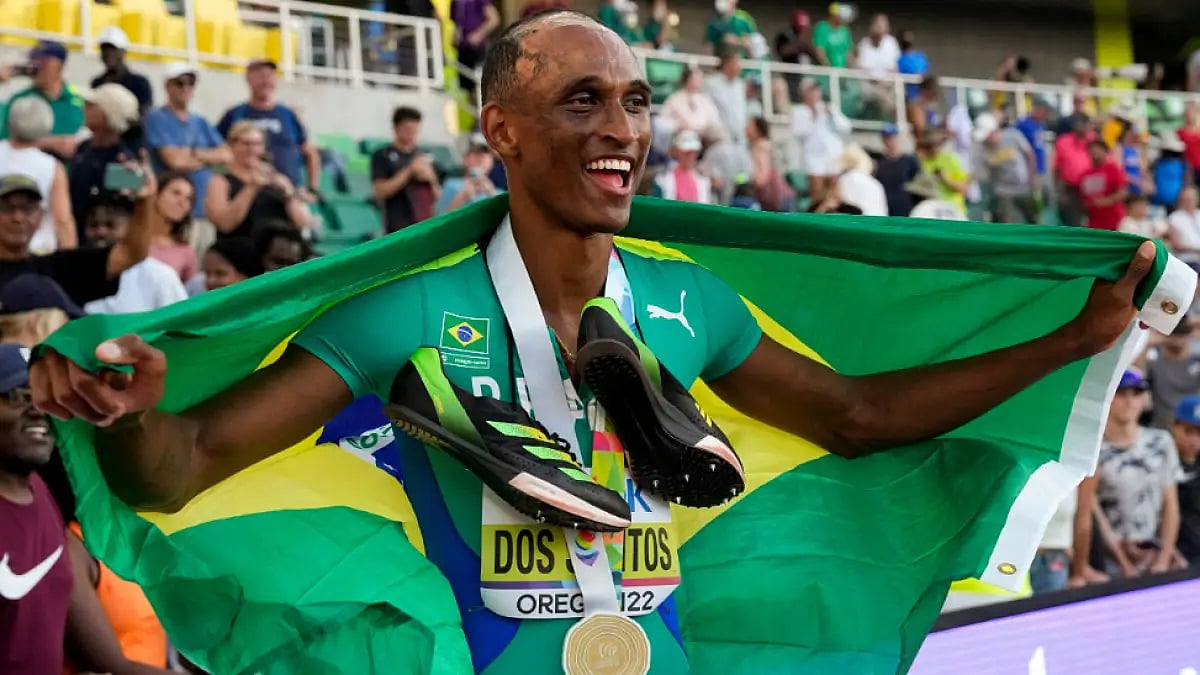 Alison Dos Santos celebrates after winning 400m hurdles gold at World Athletics Championships 2022.