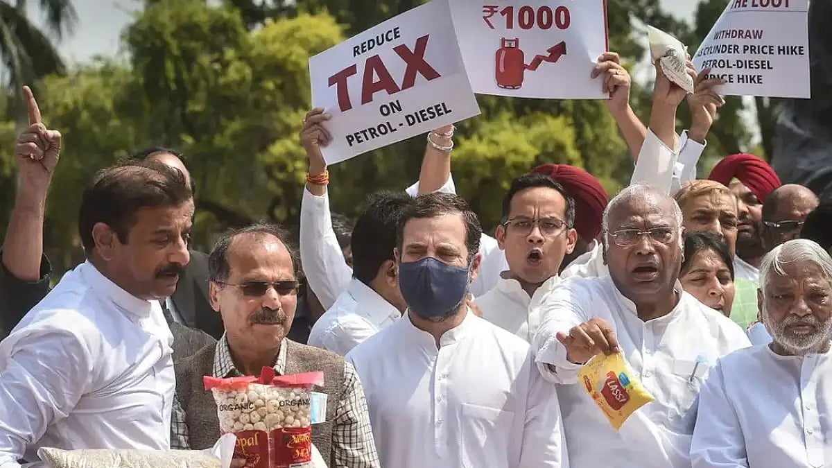 Rahul Gandhi with Mallikarjun Kharge, Adhir Ranjan Chowdhury and other opposition MPs 
