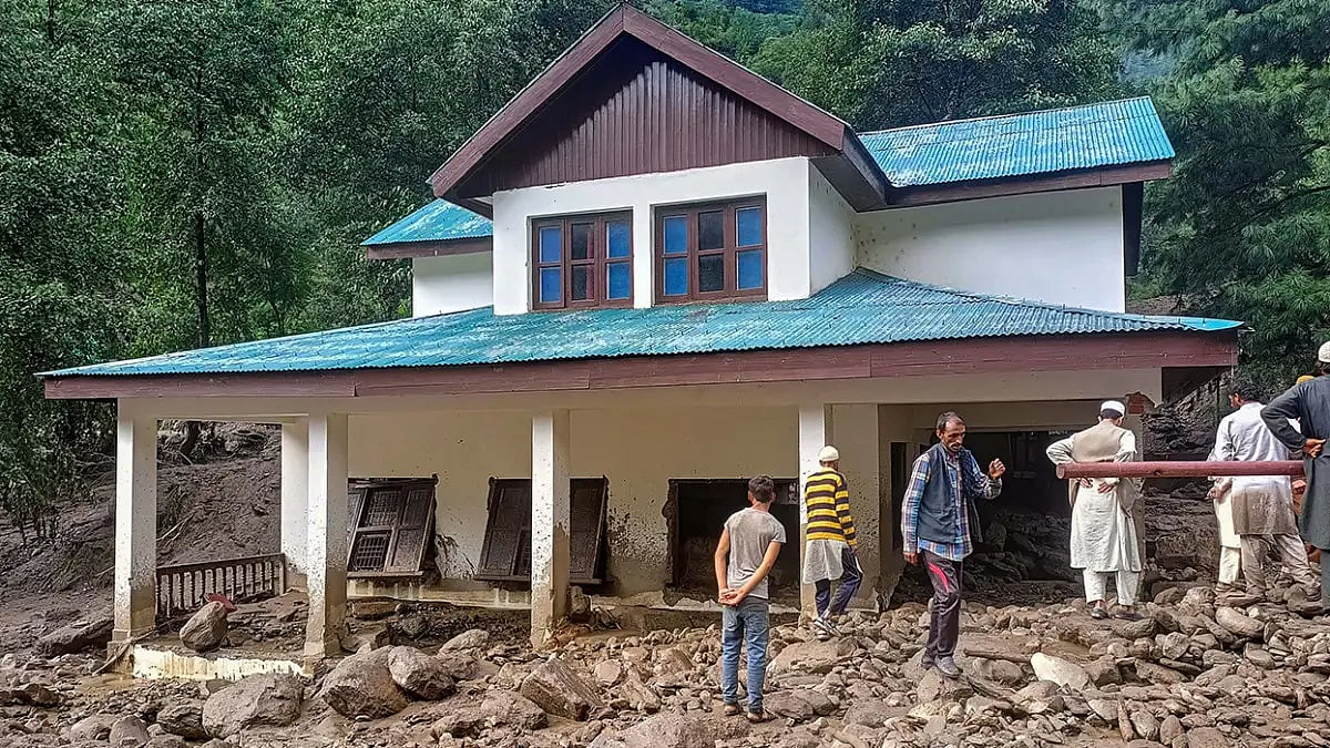 Pakistan Uses Boats, Helicopters To Evacuate Flood Victims