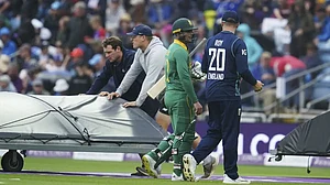 Players leave as staff pull rain covers during the 3rd ENG vs SA ODI cricket match in Leeds, July 24, 2022.