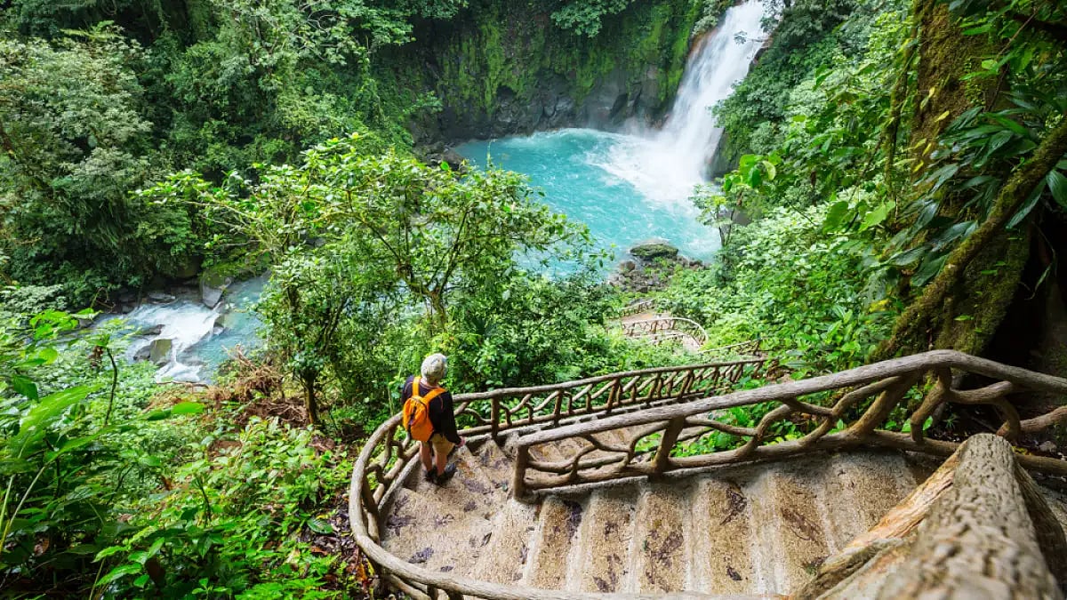 It is mandatory to fill out the form in Spanish