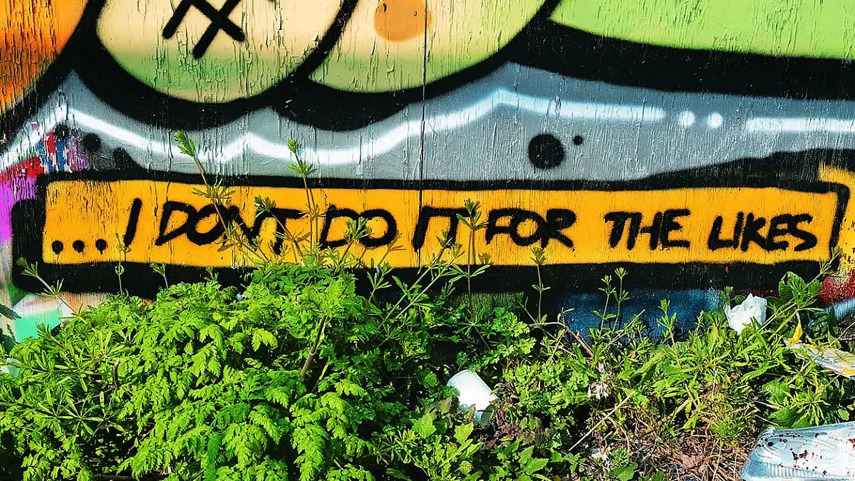 Cyber Bonds: A Story About Virtual Friends