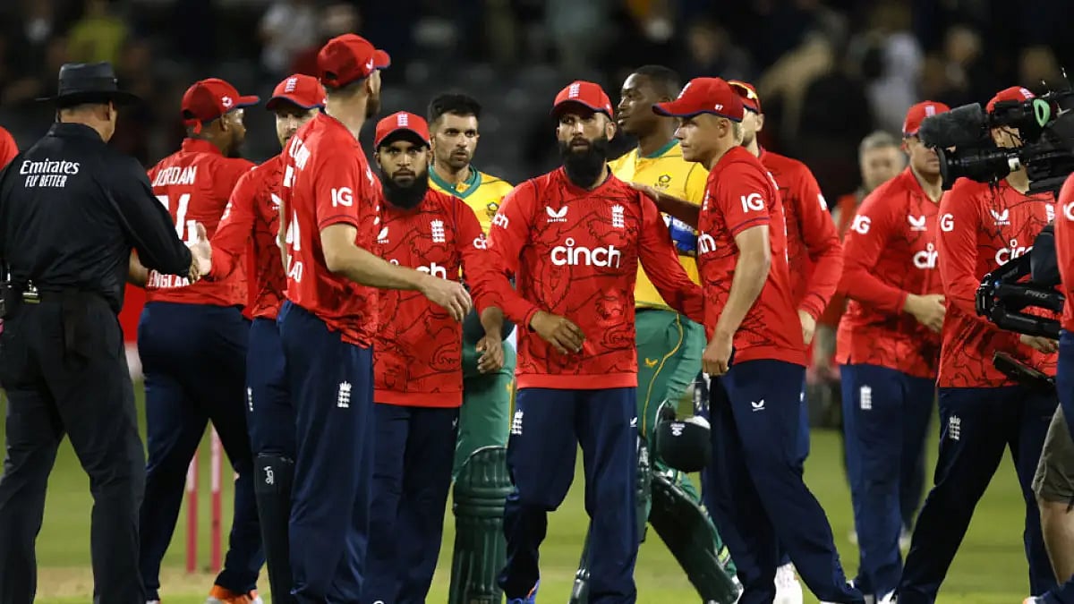England and South Africa cricketers after the end of first T20I in Bristol, July 27, 2022.