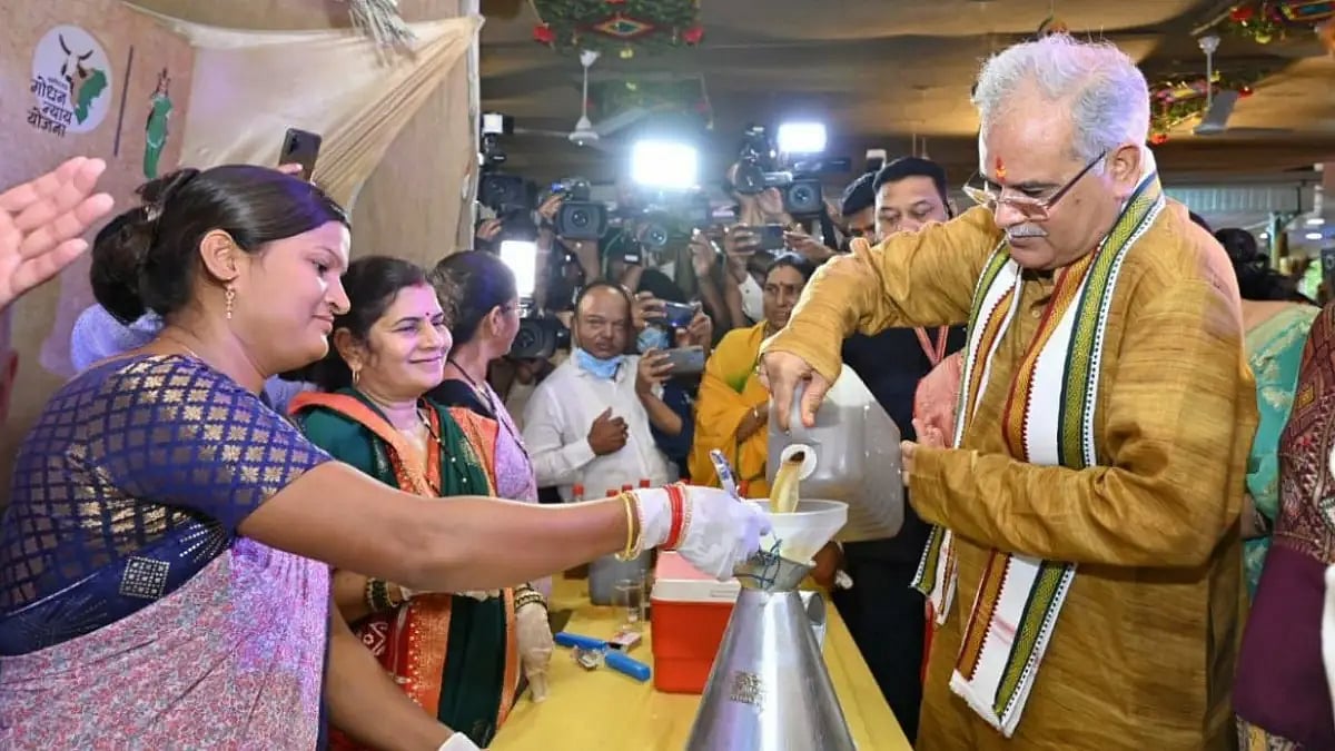 Chief Minister sold Gaumutra on the occasion, and became the first seller