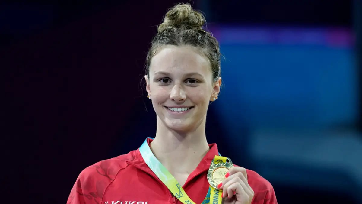 Camada's Summer McIntosh poses with her CWG 2022 medal after winning the 400m individual medley.