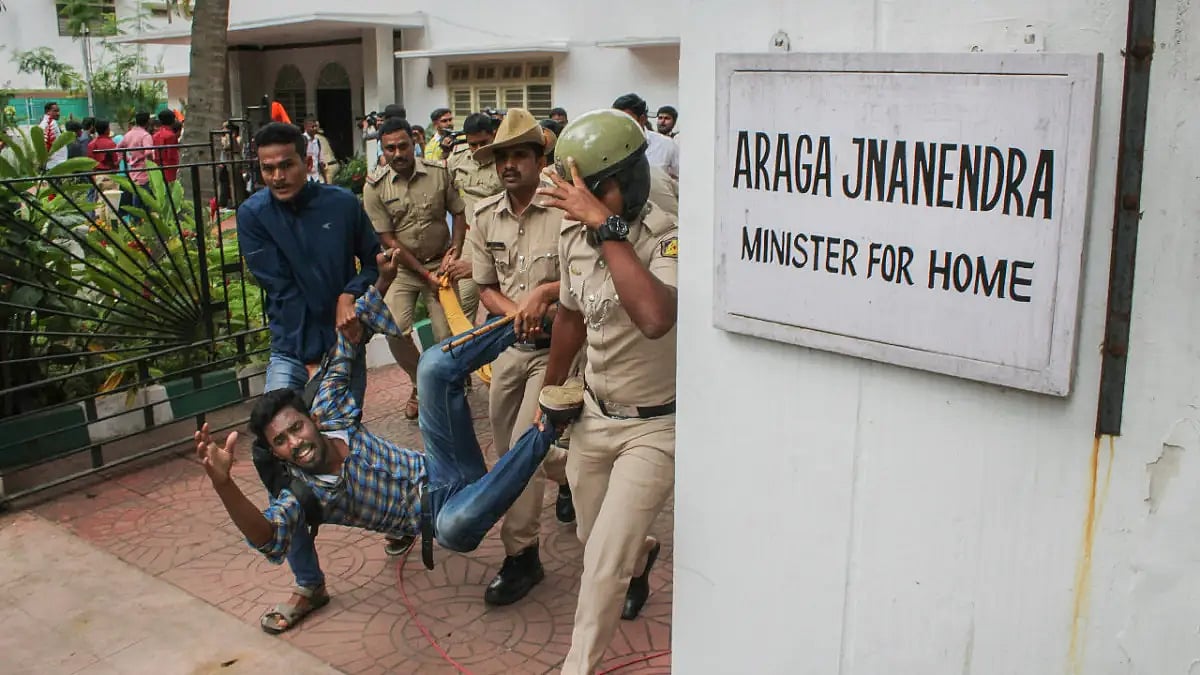 Photograph from ABVP protest at Karnataka Home Minister's residence 