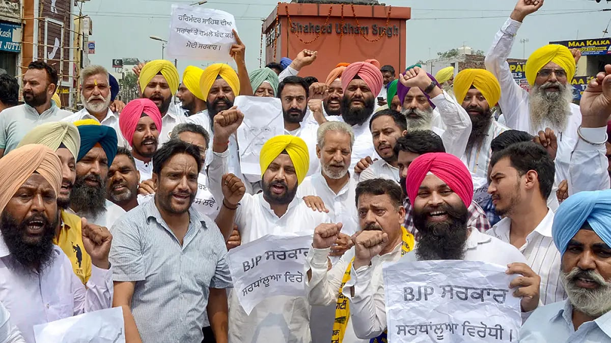 Punjab AAP Carries Out March Against 12% GST On Inns
