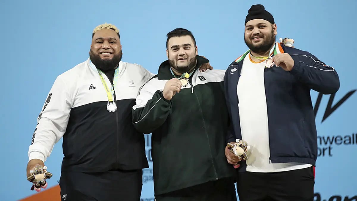 Gurdeep Singh (R) began his snatch by swiftly lifting 145kg.