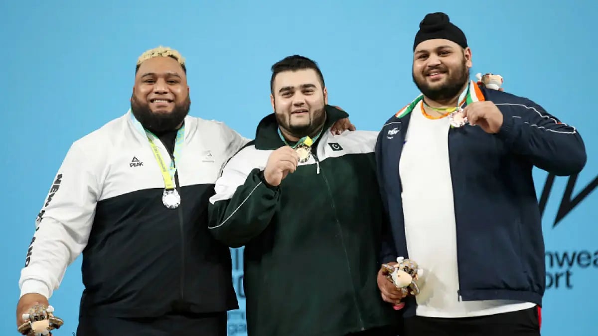 Pakistan's Noon Dastgir Butt (C) celebrates his gold medal at Commonwealth Games 2022.